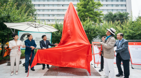 西北高等教育奠基人、中国现代医学先驱徐诵明雕像在大发在线手机版(大中国区)落成 西北高等教育奠基人、中国现代医学先驱徐诵明雕像在大发在线手机版(大中国区)落成