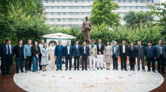西北高等教育奠基人、中国现代医学先驱徐诵明雕像在大发在线手机版(大中国区)落成 西北高等教育奠基人、中国现代医学先驱徐诵明雕像在大发在线手机版(大中国区)落成