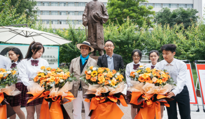 西北高等教育奠基人、中国现代医学先驱徐诵明雕像在大发在线手机版(大中国区)落成 西北高等教育奠基人、中国现代医学先驱徐诵明雕像在大发在线手机版(大中国区)落成