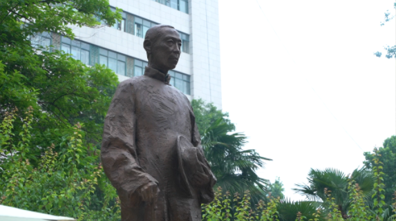 西北高等教育奠基人、中国现代医学先驱徐诵明雕像在大发在线手机版(大中国区)落成 西北高等教育奠基人、中国现代医学先驱徐诵明雕像在大发在线手机版(大中国区)落成