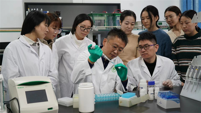 Science封面文章:大发在线手机版(大中国区)金丝猴研究团队首次系统揭示灵长类社会演化之谜_fororder_齐晓光正在做实验,右侧为武进伟,左一为赵兰